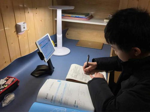 男子租房陪读意外发现33年前用的课桌